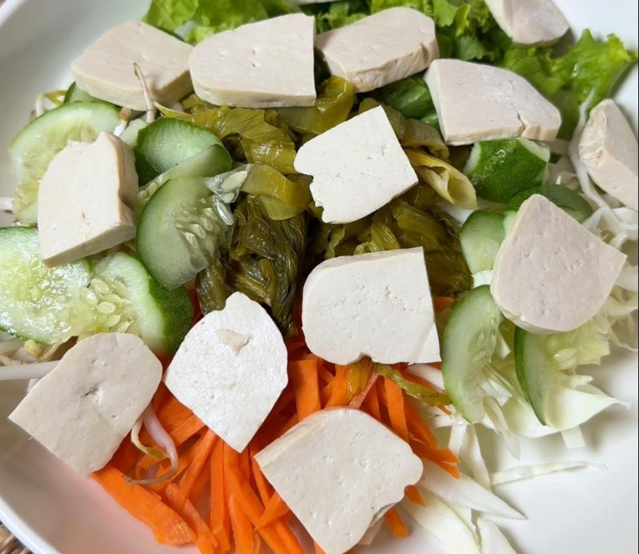 Step 1.1: In a bowl, add the lettuce, cabbage, carrot, bean sprouts, cucumber, and tofu