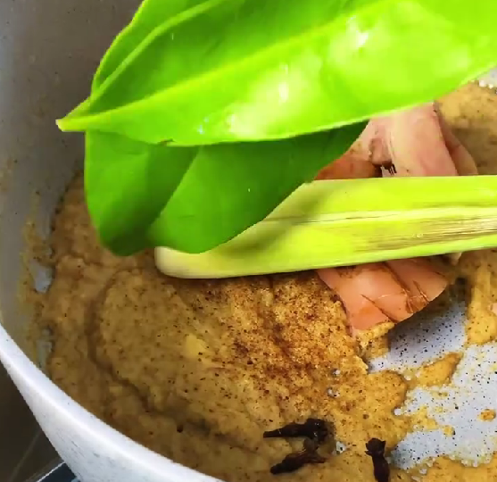Step 3.1: Add bay leaves, lemongrass, galangal, and a pinch of nutmeg to the pot