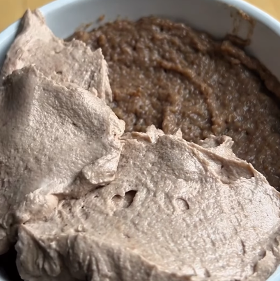 Step 2.1: Spread the hazelnut yoghurt mixture over the Weetabix base