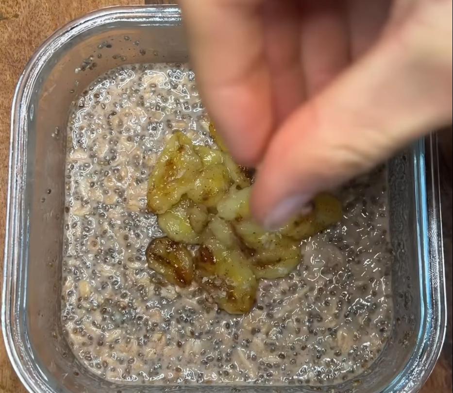 Step 3.1: Top the oats with caramelised bananas and a pinch of flakey salt before serving