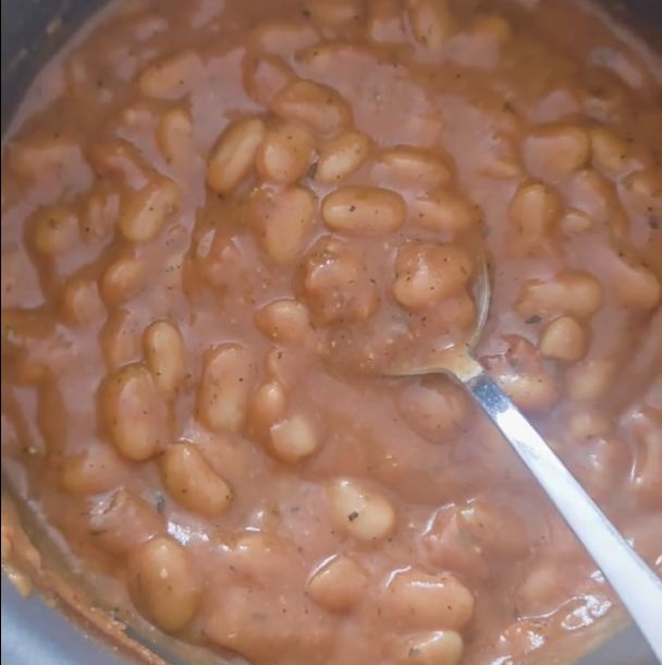 Step 1.1: मैदा और पानी का मिश्रण डालें और गाढ़ा होने तक चलाएं।