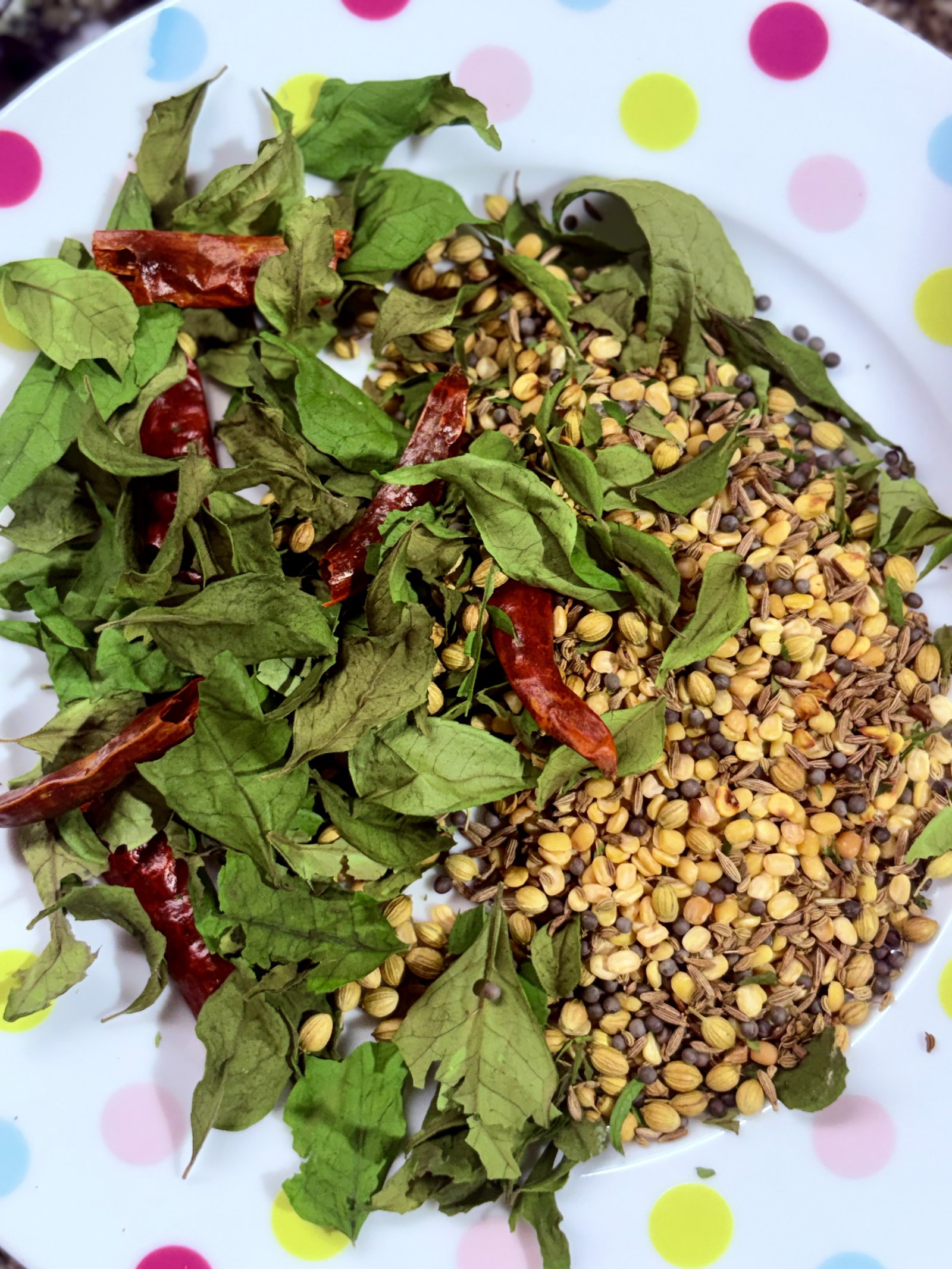 Step 1.1: भूनें जब तक खुशबू न आए, दाल सुनहरी हो जाए और करी पत्ते कुरकुरे और भुरभुरे हो जाएं।