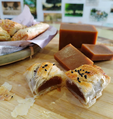 Step 1.1: Bake in a preheated oven at 230℃ for 20 minutes until the pastry is golden brown and puffed