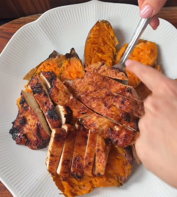 Step 1.1: Mientras las batatas se hornean, mezcla las pechugas de pollo con salsa BBQ y sazona ligeramente con sal y pimienta