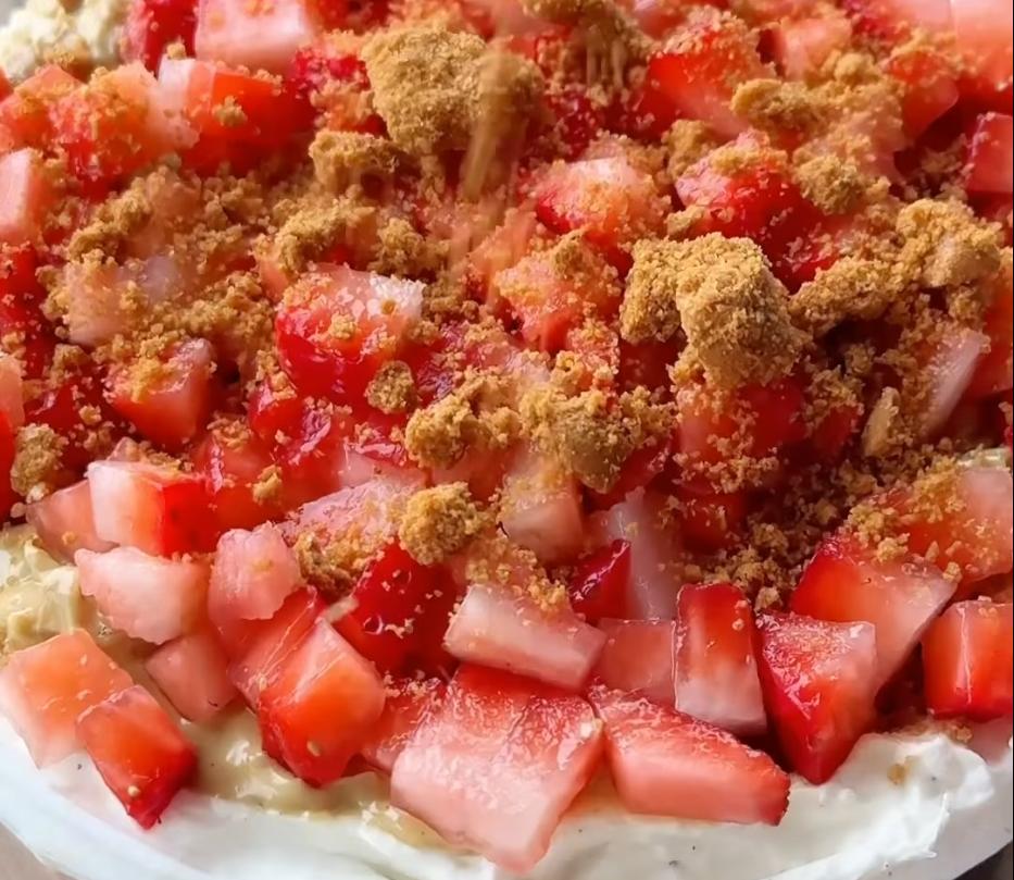 Step 1.1: To serve, top with small pieces of strawberry and crumble more Biscoff on top