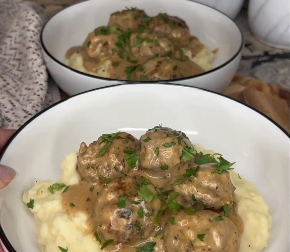Step 4.1: Serve with egg noodles or mashed potatoes and top with parsley