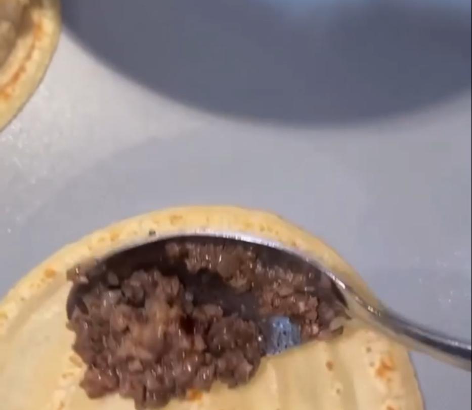 Step 1.1: Roll the mince filling into the pancakes to form the cannoli and place them into a baking tray