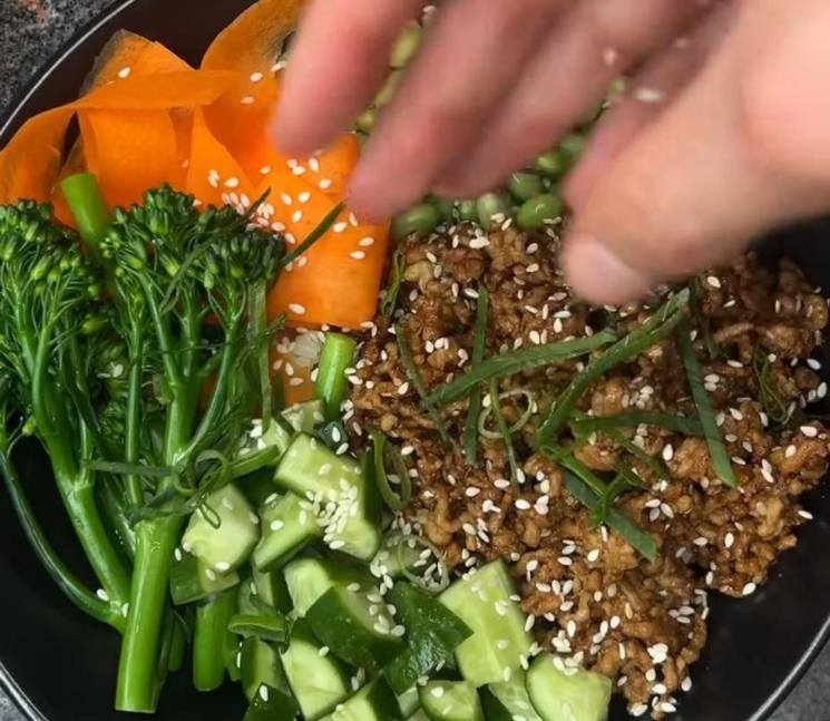Step 3.1: Garnish with sesame seeds, spring onion, and coriander