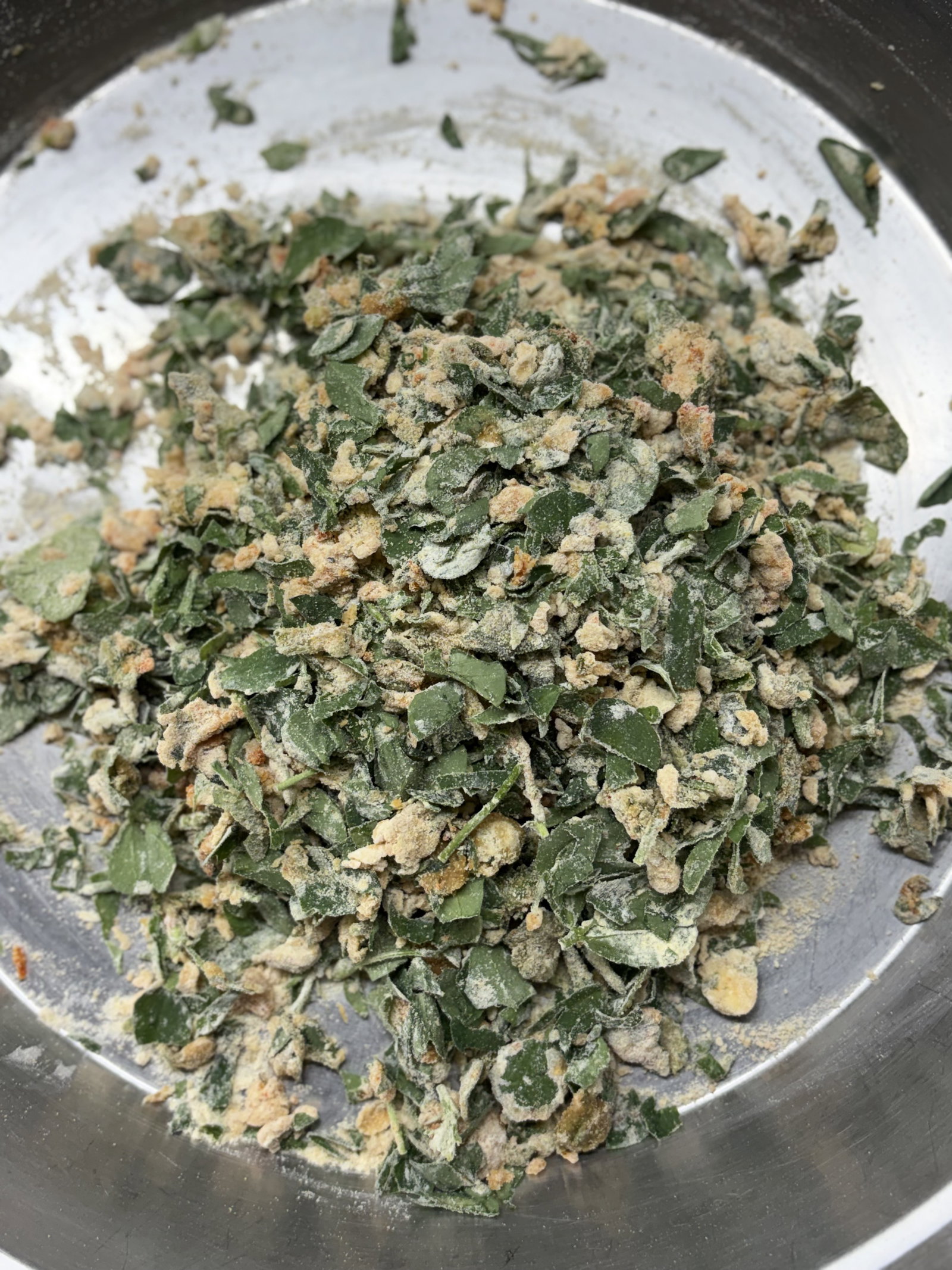 Step 1.2: एक बड़े मिक्सिंग बाउल में गेहूं का आटा, बेसन, कटी हुई मेथी, दही, तेल, मसाले और नमक डालें। हाथ से अच्छी तरह मिलाएं ताकि मेथी समान रूप से मिल जाए।