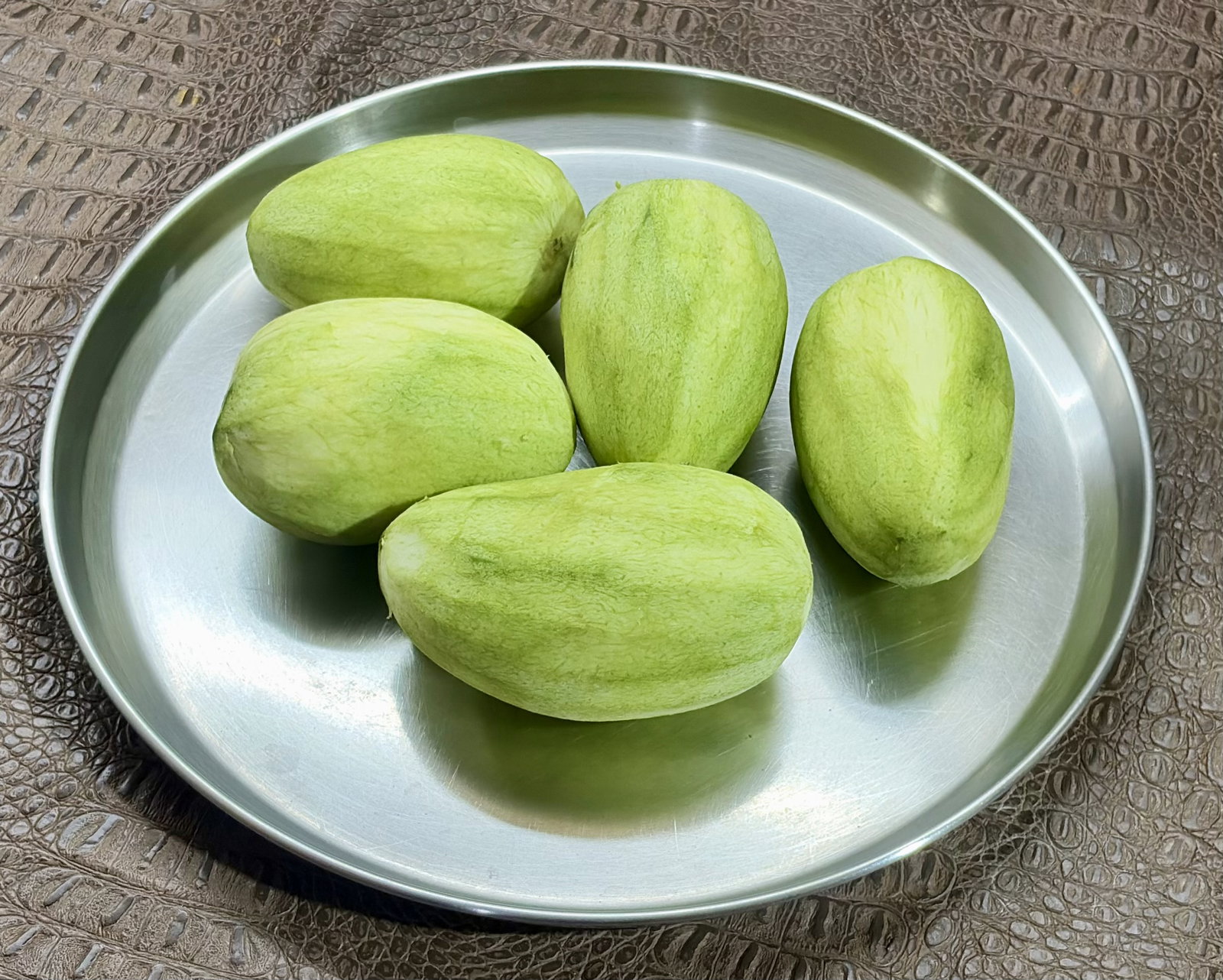 Step 1.1: Wash and peel the green mangoes
