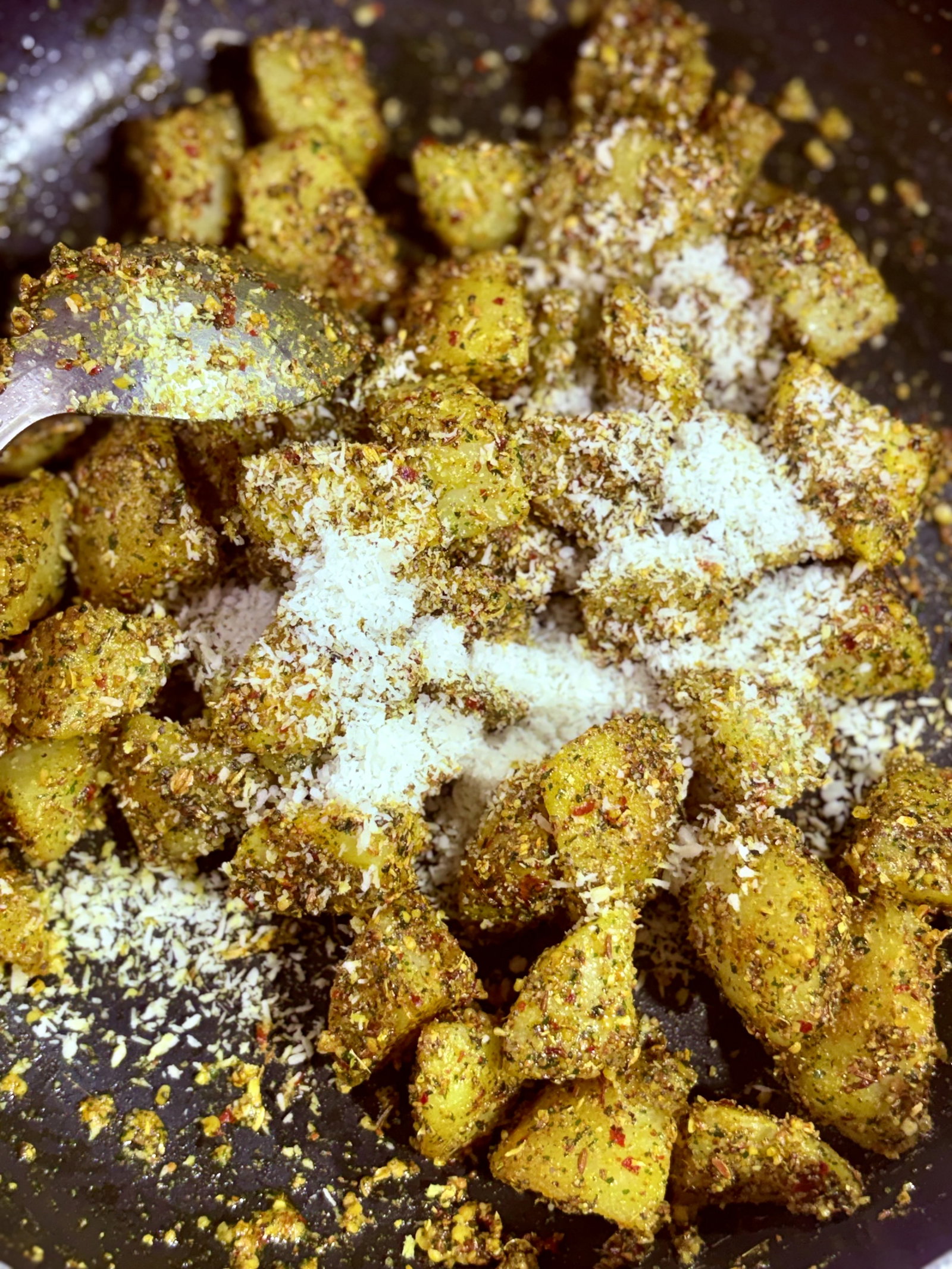 Step 4.1: सूखा नारियल और कुछ कटे हुए करी पत्ते डालें। धीमी आंच पर 1-2 मिनट तक पकाएं जब तक नारियल भुनकर खुशबूदार न हो जाए।