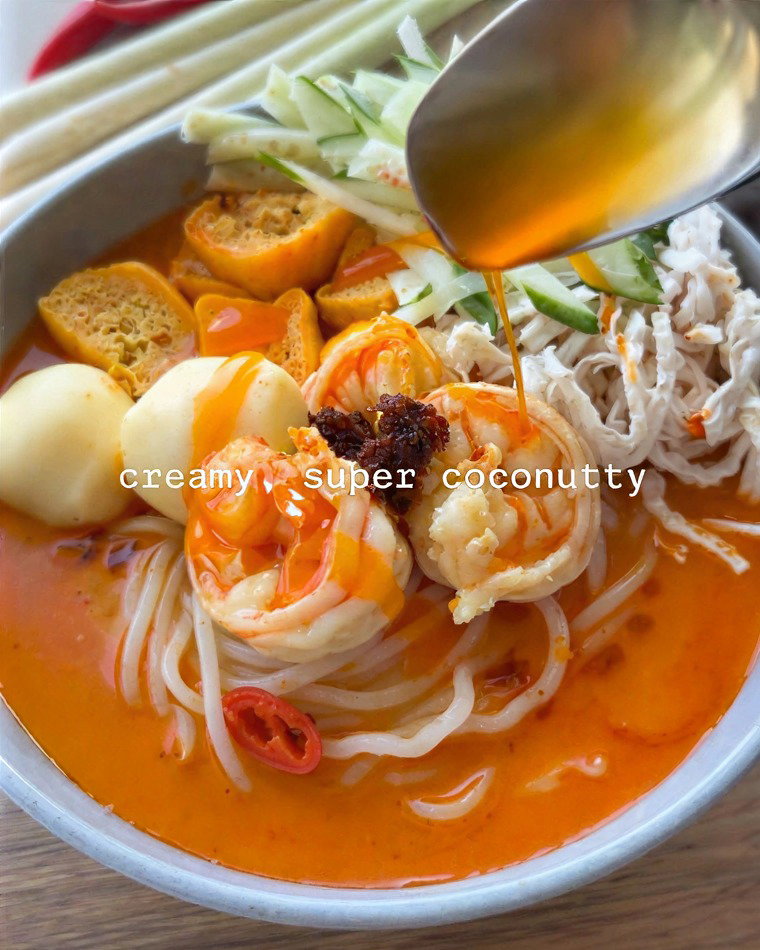 Laksa with Prawns, Chicken, Fish Balls and Tofu Puffs recipe
