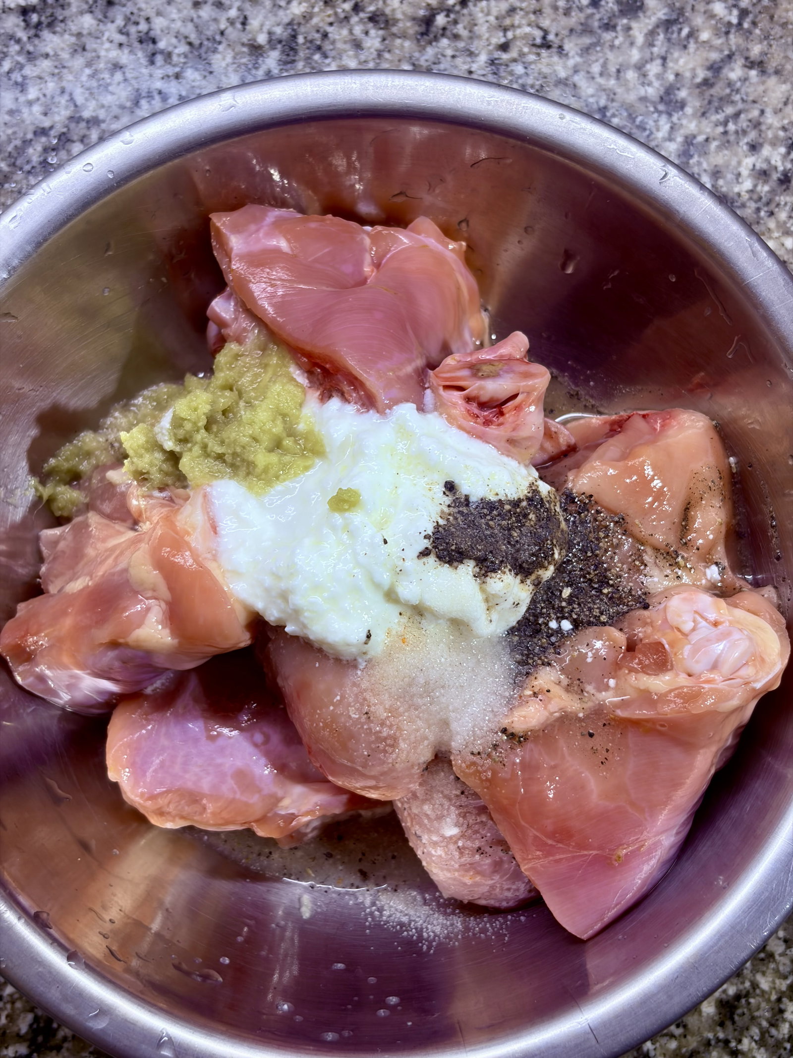 Step 1.1: दही, अदरक-लहसुन पेस्ट, नींबू का रस, तेल, पिसी हुई काली मिर्च और नमक डालें। चिकन को अच्छे से मिलाकर कोट कर लें।