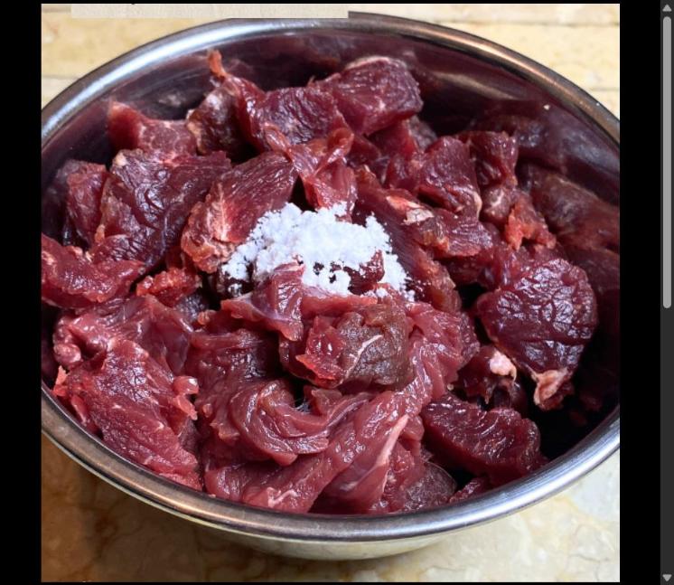 Step 1.1: Thinly slice the beef, then marinate with baking soda for 30 minutes
