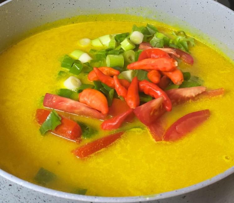Step 1.1: Add the sliced tomato, sliced green onion, and bird's eye chilies to the sauce