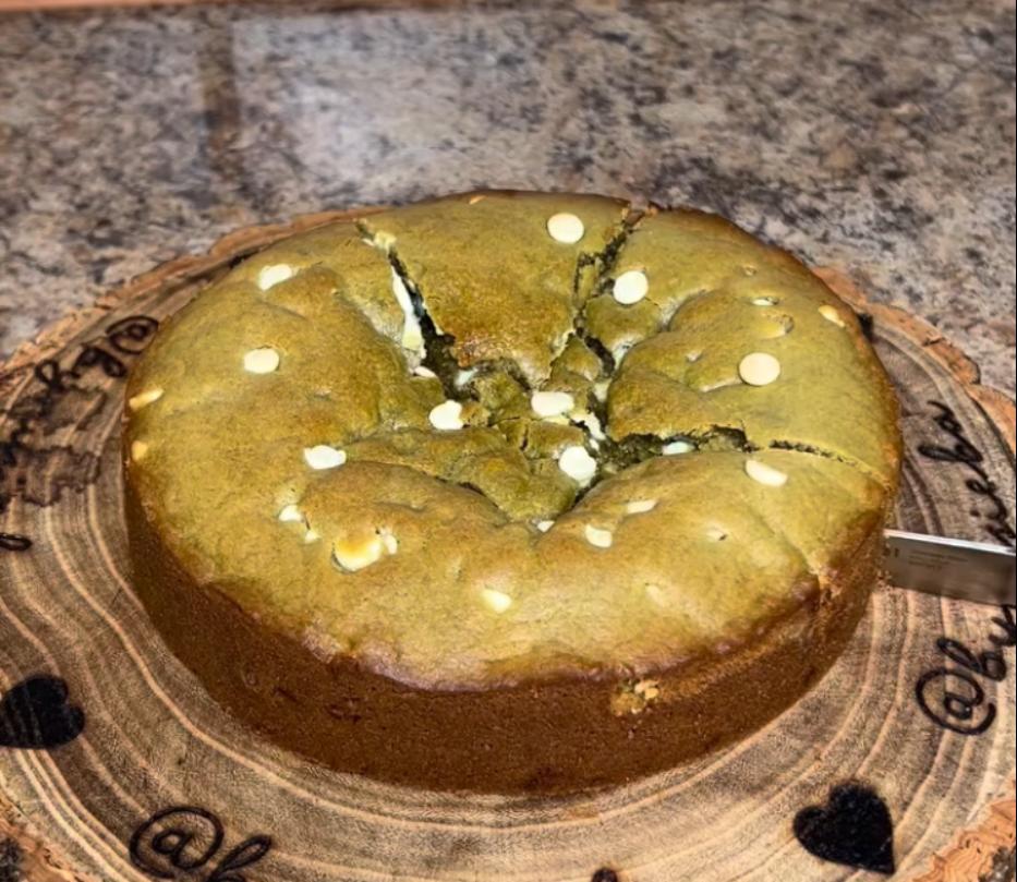 Step 1.1: Allow to cool completely, then decorate with white chocolate and melted pistachio spread