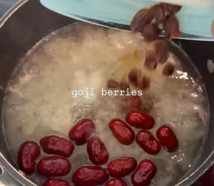 Step 1.1: Add the washed jujubes and dried longan