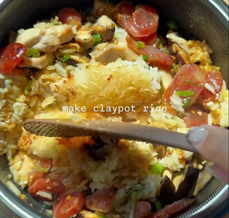 Step 1.1: Increase the heat for 2-3 minutes to crisp up the bottom of the rice, then serve immediately, mixing everything together before eating
