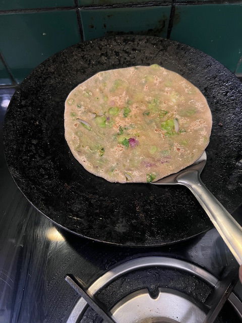 Step 4.1: Coloca el paratha y cocina un lado hasta que aparezcan manchas doradas claras