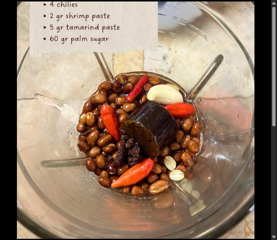 Step 2.1: Blend the fried peanuts, garlic, chilies, shrimp paste, tamarind paste, and palm sugar into a smooth paste