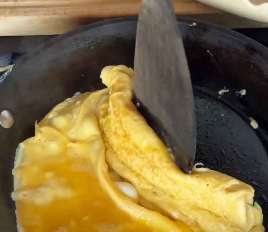 Step 2.1: Add more oil if needed, pour in another third of the egg mixture and repeat