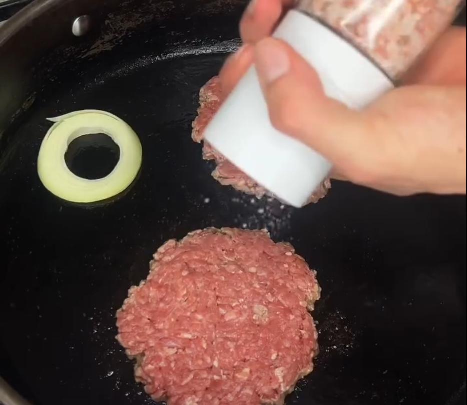 Step 3.1: Divide beef mince into two 125g balls