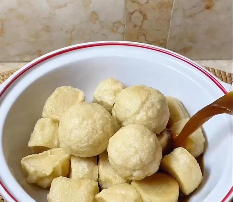 Step 3.1: Serve the pempek with the cuko sauce