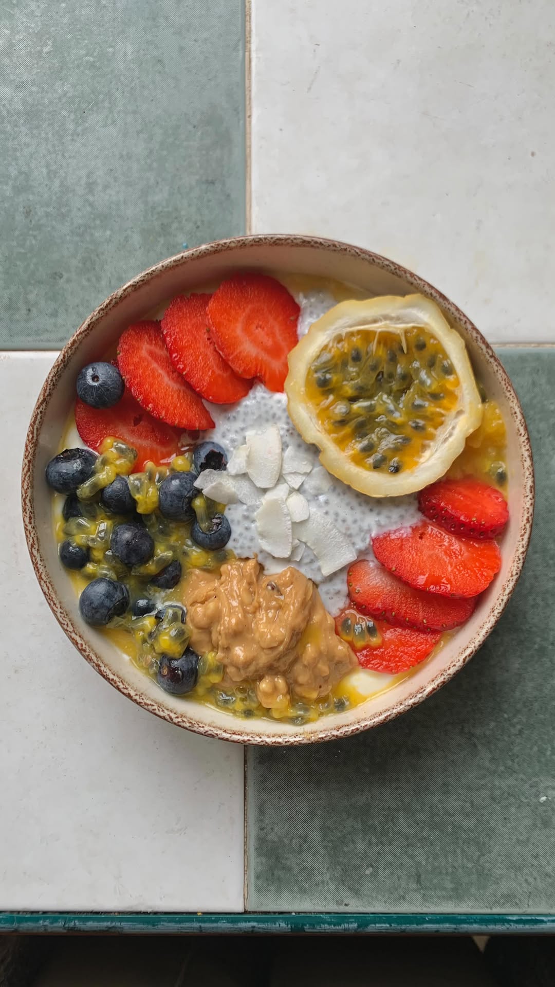 Bol de yogur con pudín de chía y frutas recipe