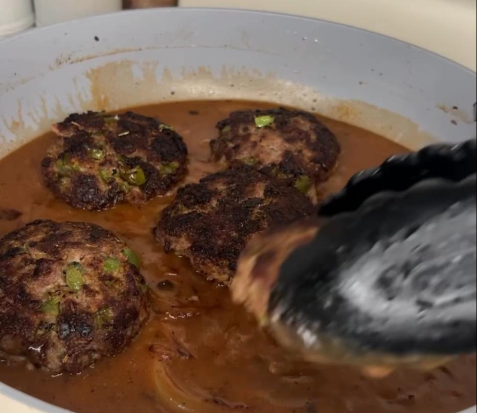Step 4.1: Add the patties back to the pan to reheat, spooning the gravy over the top