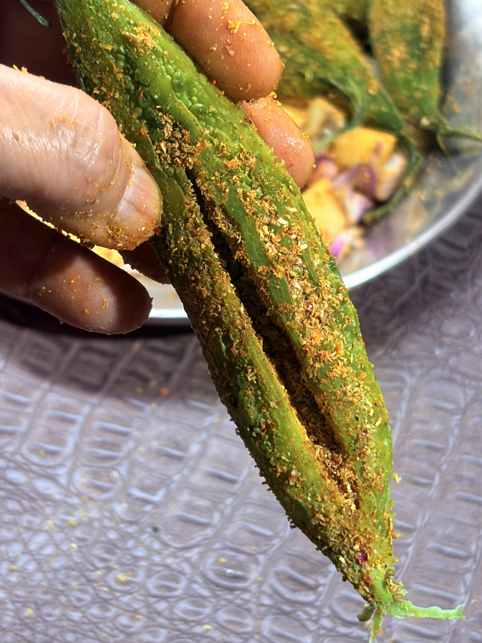 Step 2.1: प्रत्येक करेले में 1-1½ टीस्पून मसाला मिश्रण भरें।