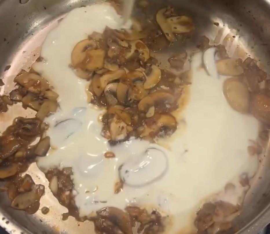Step 1.1: Pour in the thickened cream and let the sauce thicken