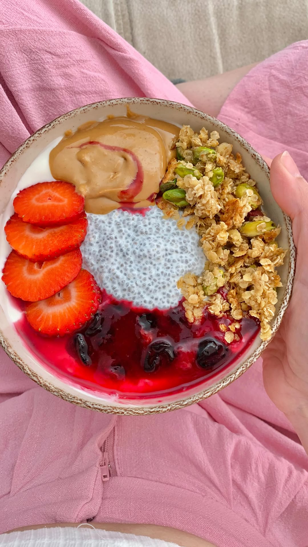 Bol de yogur con pudín de chía, granola y mermelada de arándanos recipe