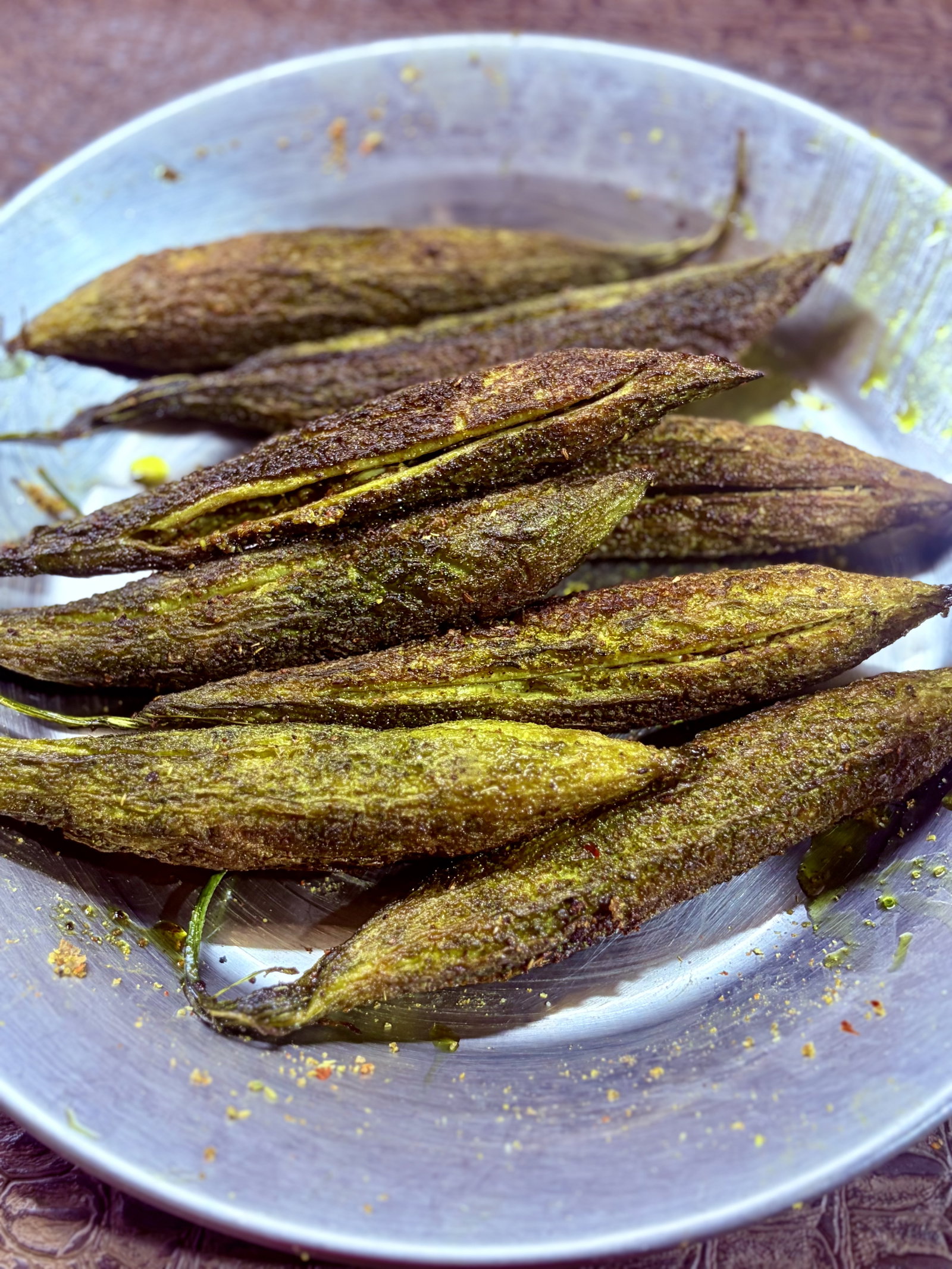 Step 3.2: भरवा करेले को तेल में रखें। कभी-कभी पलटते हुए भूनें, जब तक कि त्वचा सुनहरी और फफोलेदार न हो जाए। करेले को पैन से निकालकर अलग रख दें।