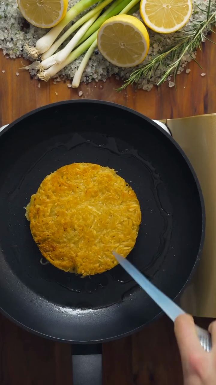 Step 2.1: Cook the rösti until golden brown and crispy on both sides, then drain on paper towels and keep warm