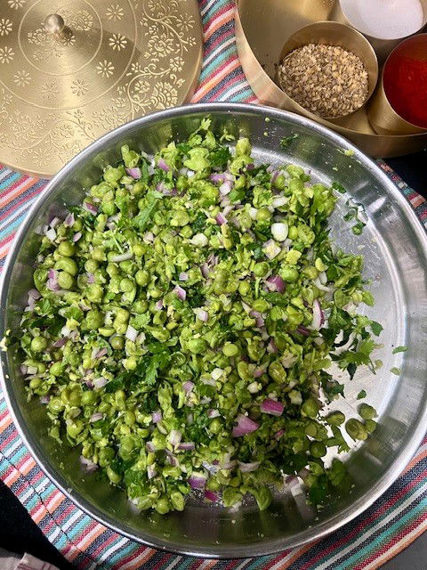 Step 2.1: Añade la cebolla picada, las hierbas, el jengibre, el ajwain, el comino en polvo tostado, el coriandro en polvo y el chile rojo en polvo