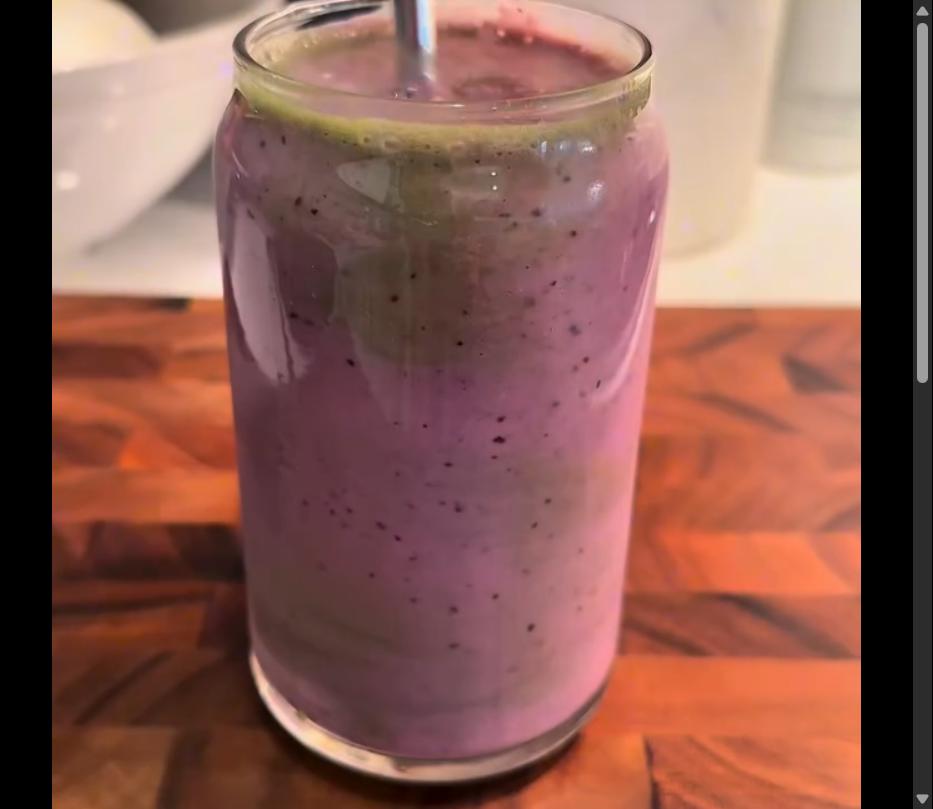 Step 2.1: Pour the frothy matcha on top of the smoothie and mix well