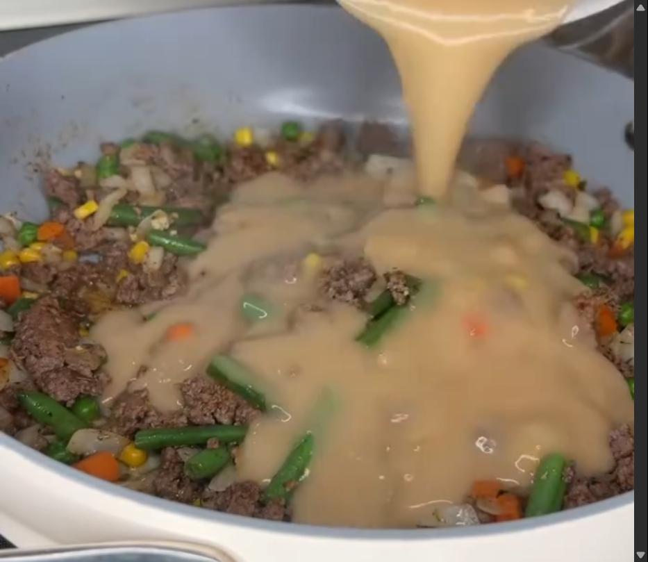Step 4.1: Mix the gravy into the ground beef mixture