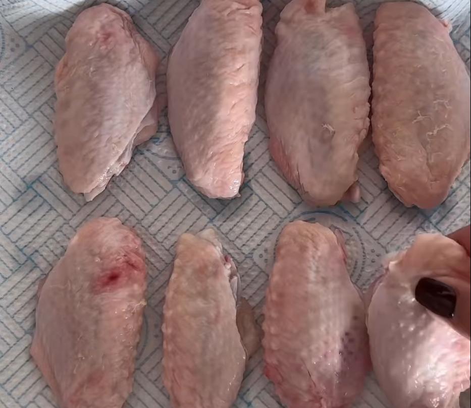 Step 1.1: Drain and rinse the chicken wings, then pat them dry with kitchen paper