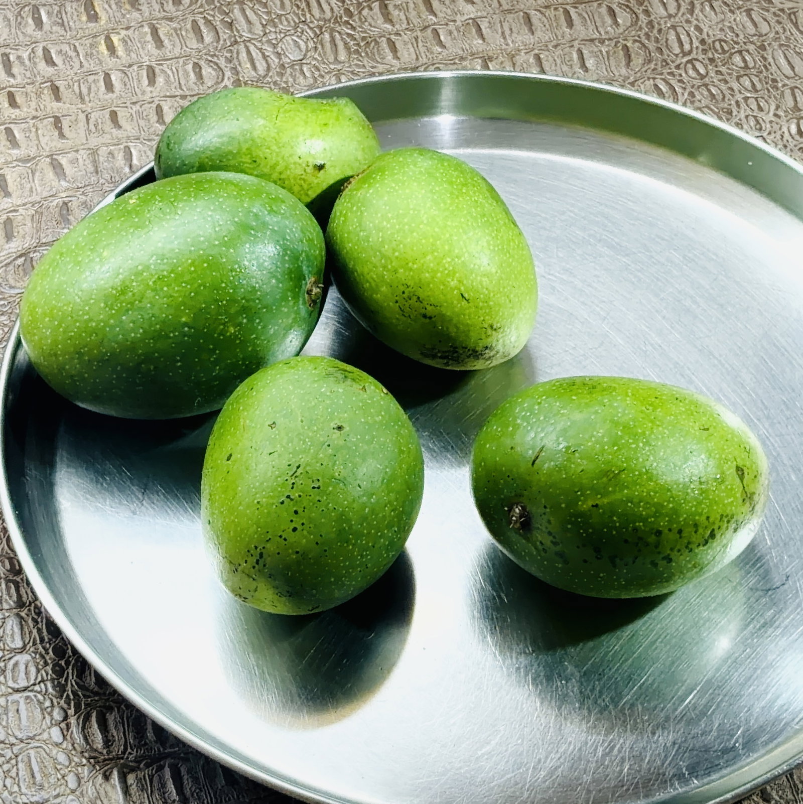 Step 1.1: Wash the raw mangoes thoroughly and wipe them with a kitchen towel until completely dry