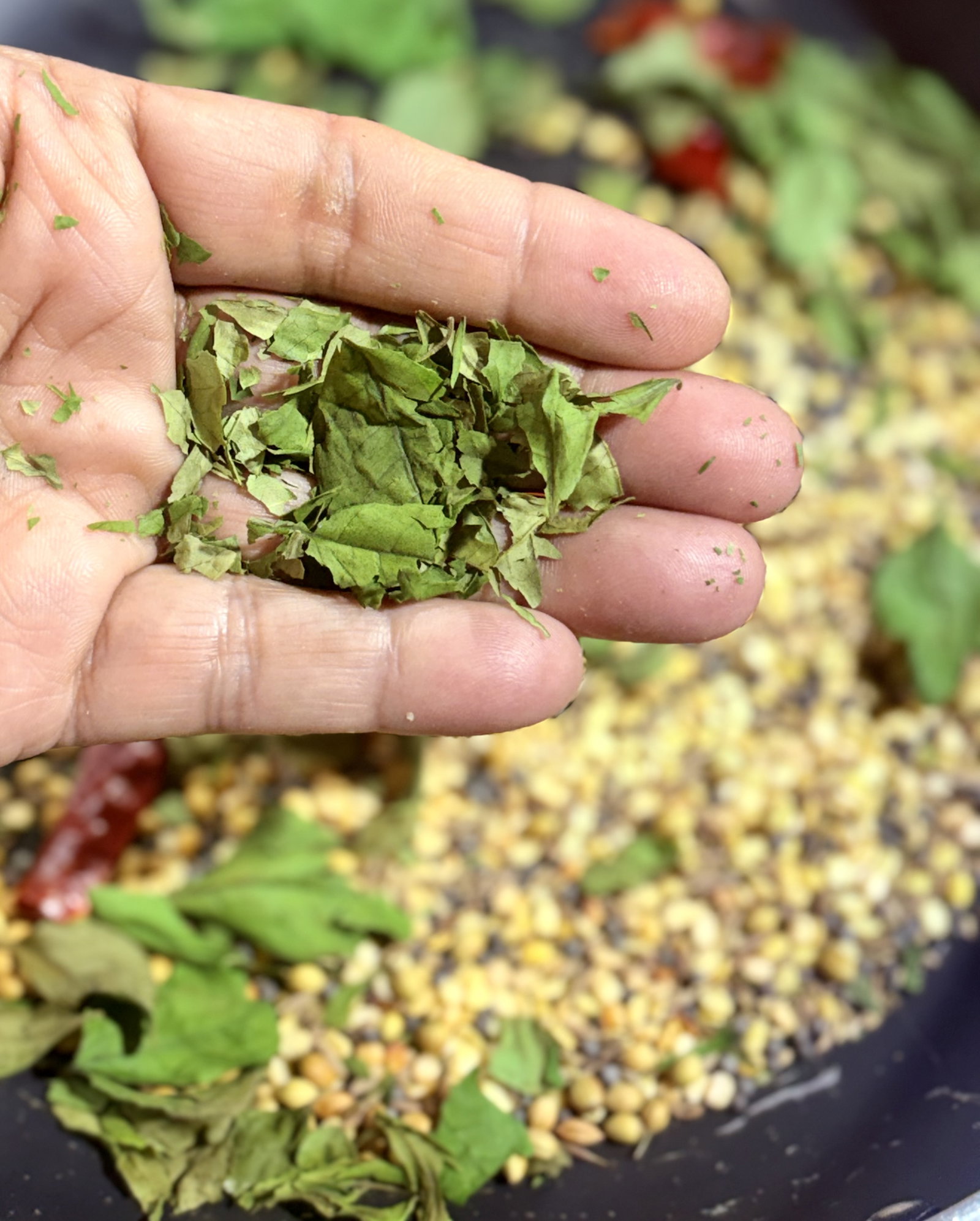 Step 1.2: भूनें जब तक खुशबू न आए, दाल सुनहरी हो जाए और करी पत्ते कुरकुरे और भुरभुरे हो जाएं।