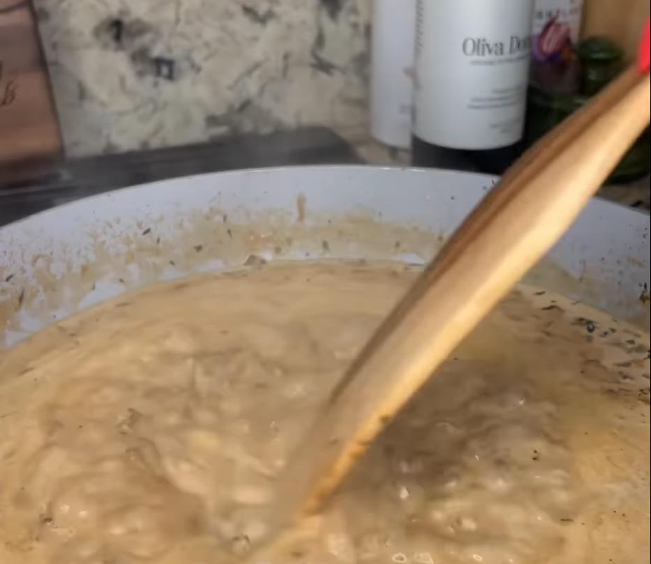 Step 4.1: Add the remaining beef broth, heavy cream, sour cream, Worcestershire sauce, and Dijon mustard