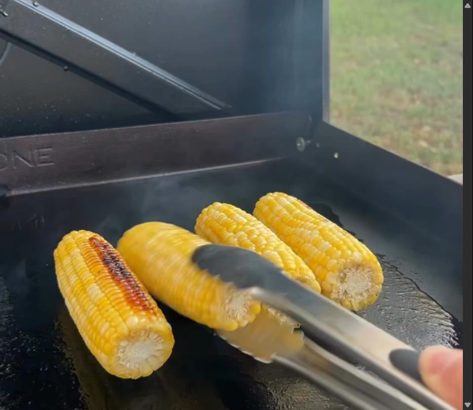 Step 2.1: Drizzle the sweet corn cobs with olive oil and grill, rotating until the outsides are charred