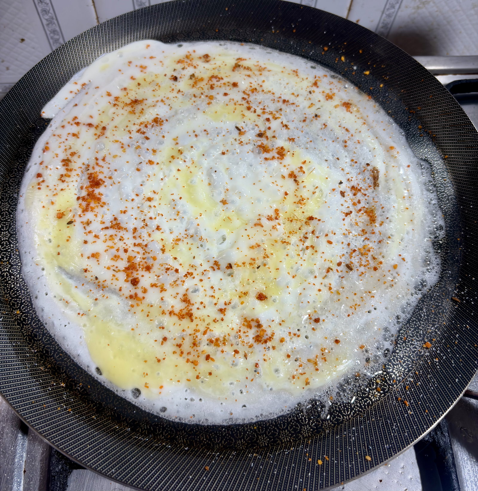 Step 5.1: Before the egg sets completely, sprinkle a generous amount of [dry lehsun chutney powder](https://www