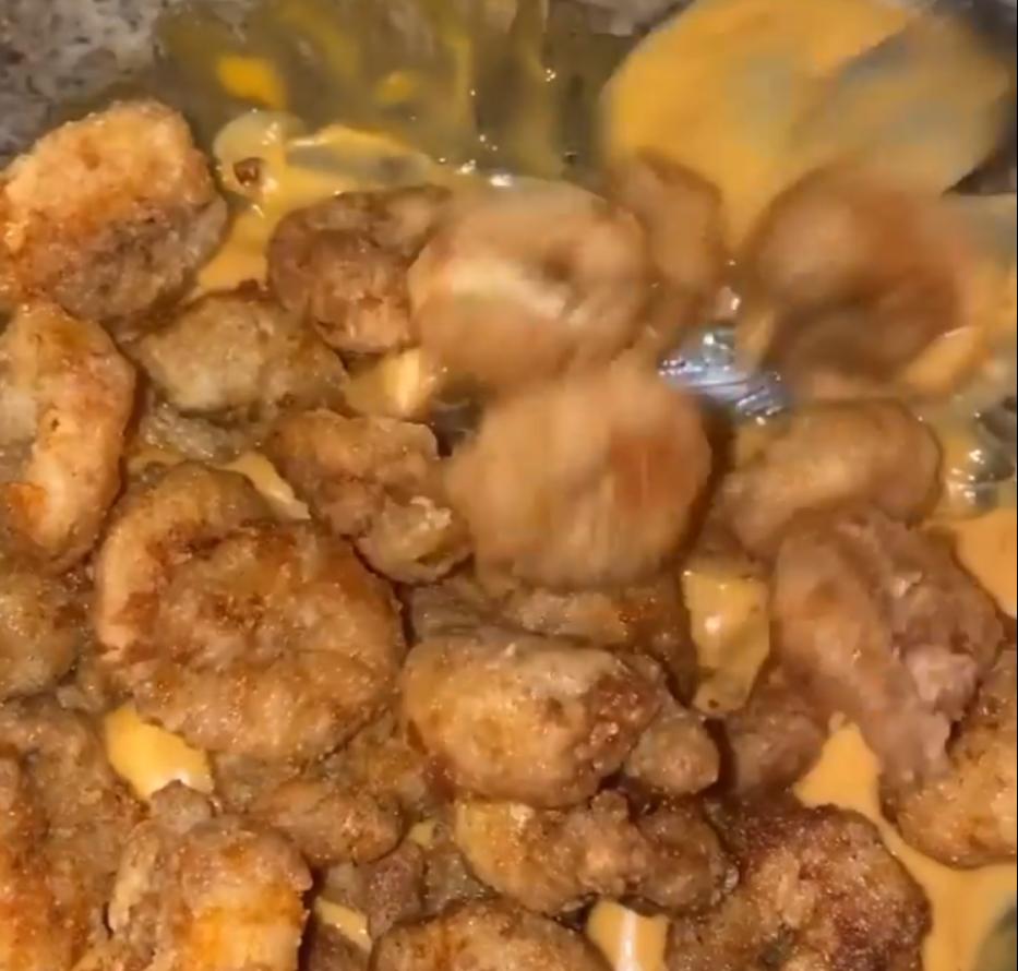Step 5.1: Toss the fried prawns in the sauce, garnish with green onion strings and enjoy