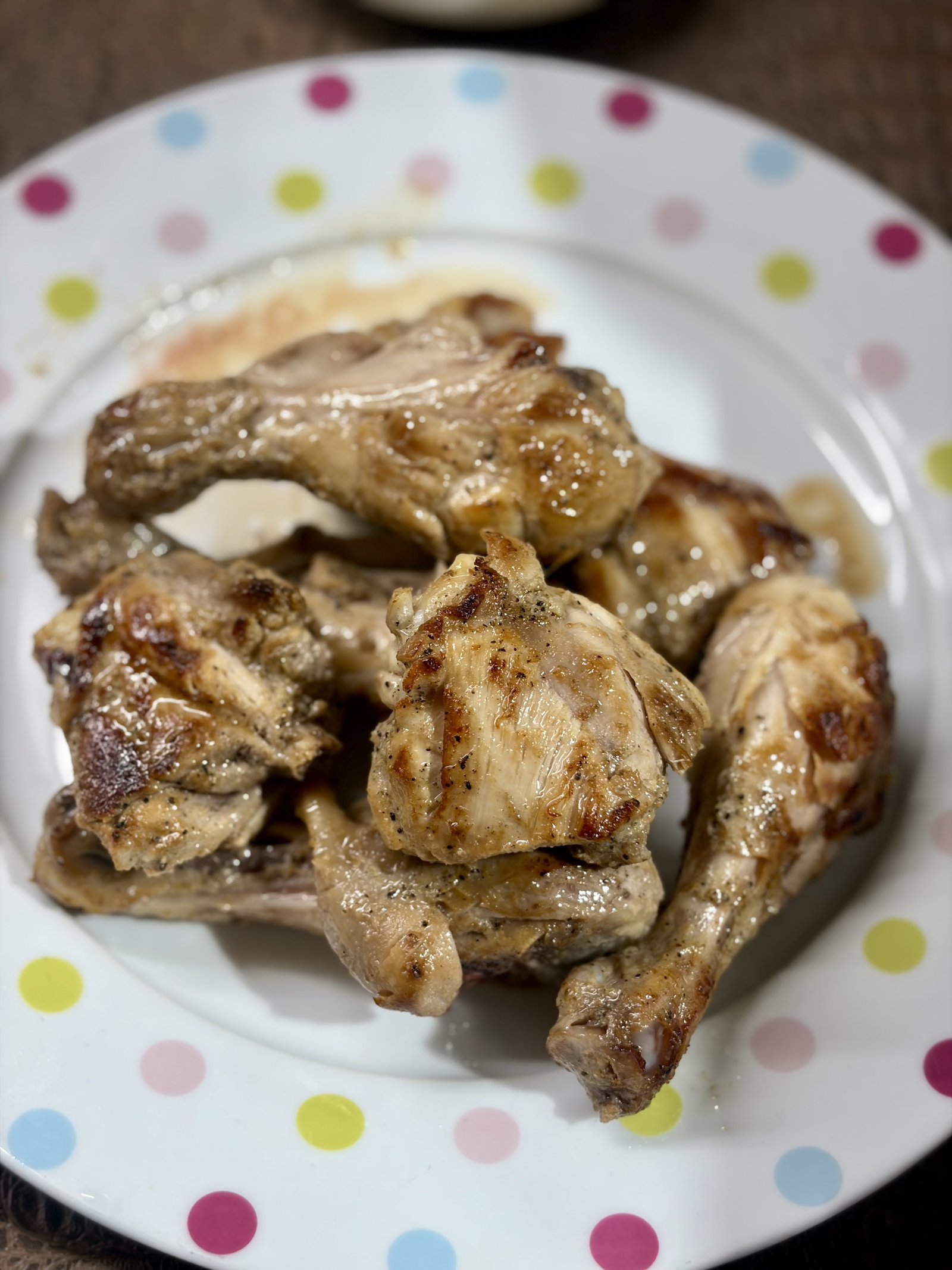 Step 2.2: पैन में चिकन के टुकड़ों को रखें और बिना हिलाए हर तरफ 2–3 मिनट तक सुनहरा-भूरा होने तक सीयर करें। चिकन को निकालकर अलग रख दें।