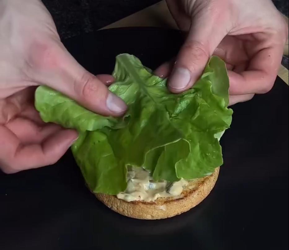 Step 4.1: Build burgers with sauce, lettuce, onion, pickles, and cheesy smashed patties