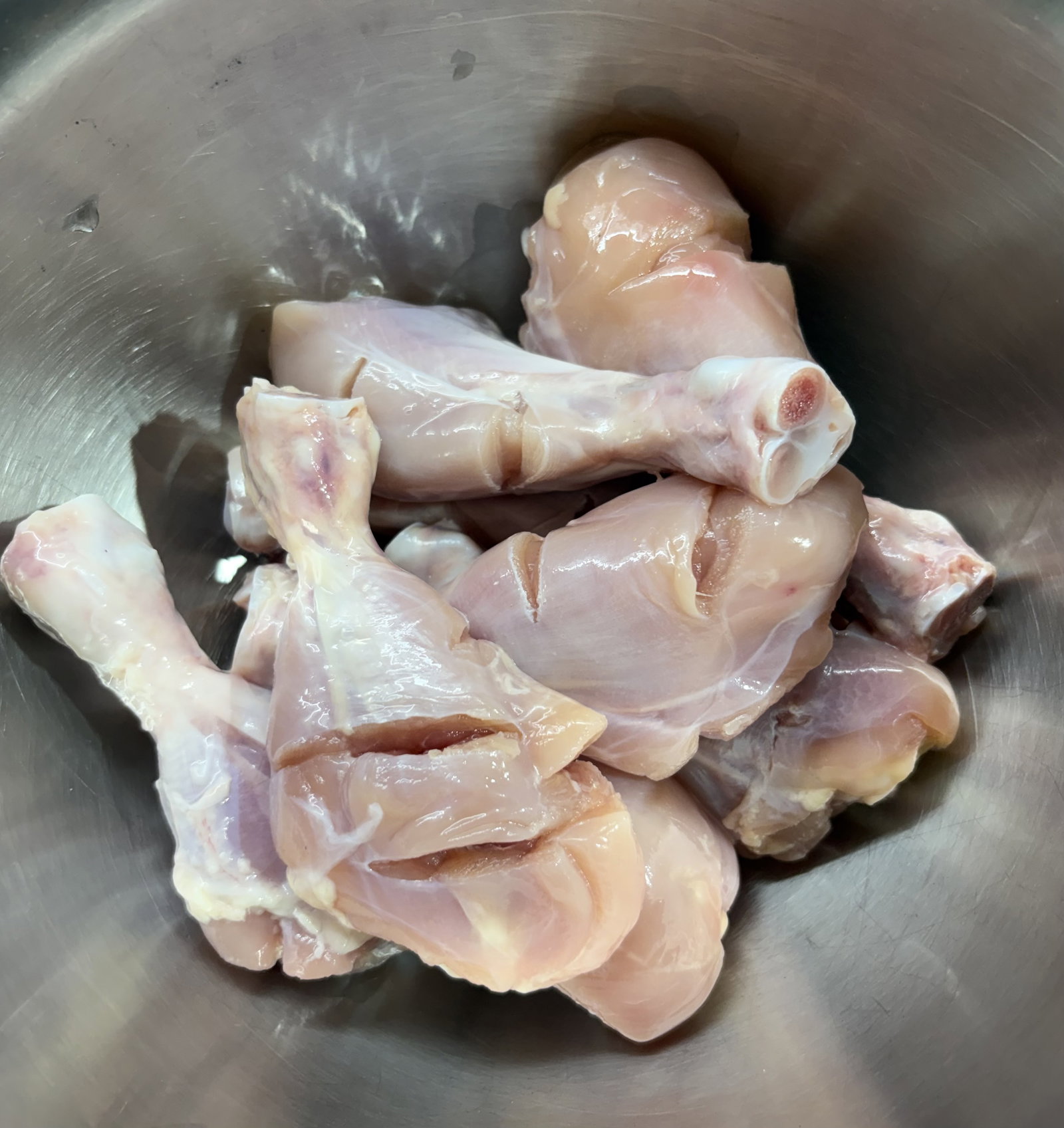 Step 1.1: Pat dry the chicken drumsticks thoroughly and make 2–3 deep cuts into each piece down to the bone