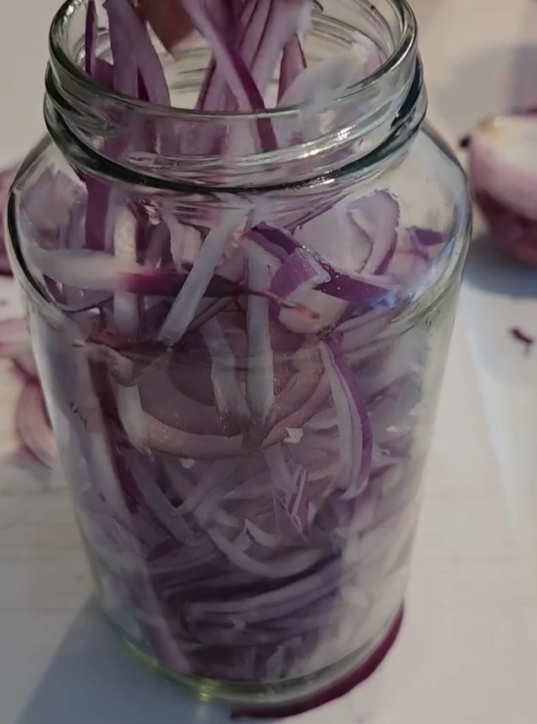 Step 1.1: Slice the onions and add them to a clean jar