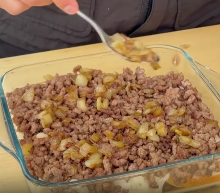 Step 3.1: Layer the cooked beef over the rolls
