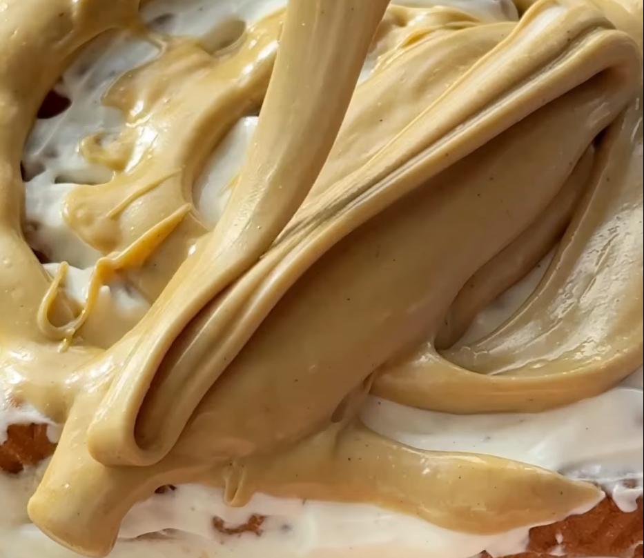 Step 1.1: Pour over a layer of pistachio cream, close the lid, and refrigerate overnight